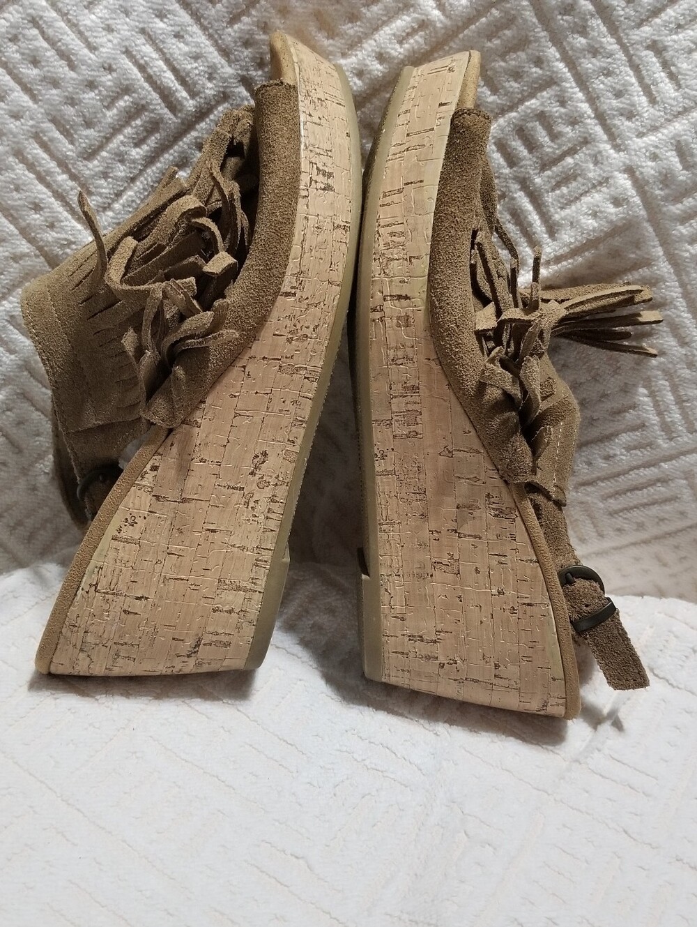 Minnetonka Women’s 10 Tan Suede Fringe Cork Platform Wedge Sandals
